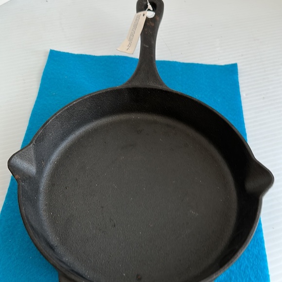 Pioneer Woman Cast Iron Skillet 8” Pan With Dual Spout And Pouring Handle - Picture 2 of 4